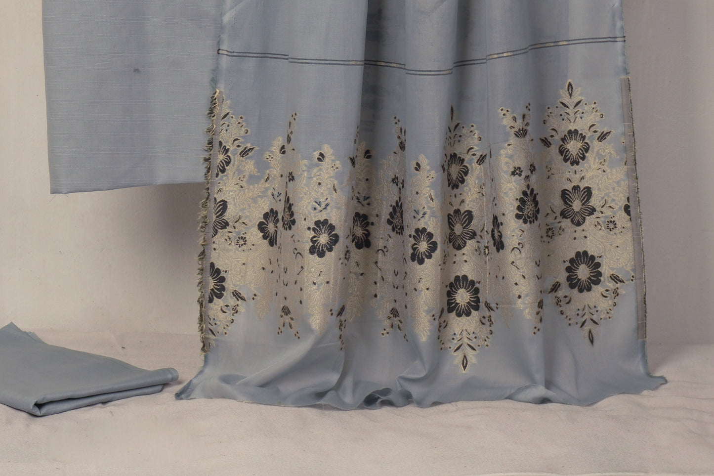 Lawn 3 piece with light weight Jacquard shawl    BSL28