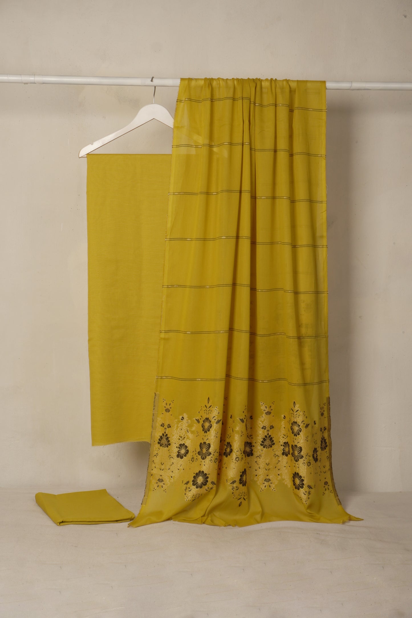 Lawn 3 piece with light weight Jacquard shawl    BSL27