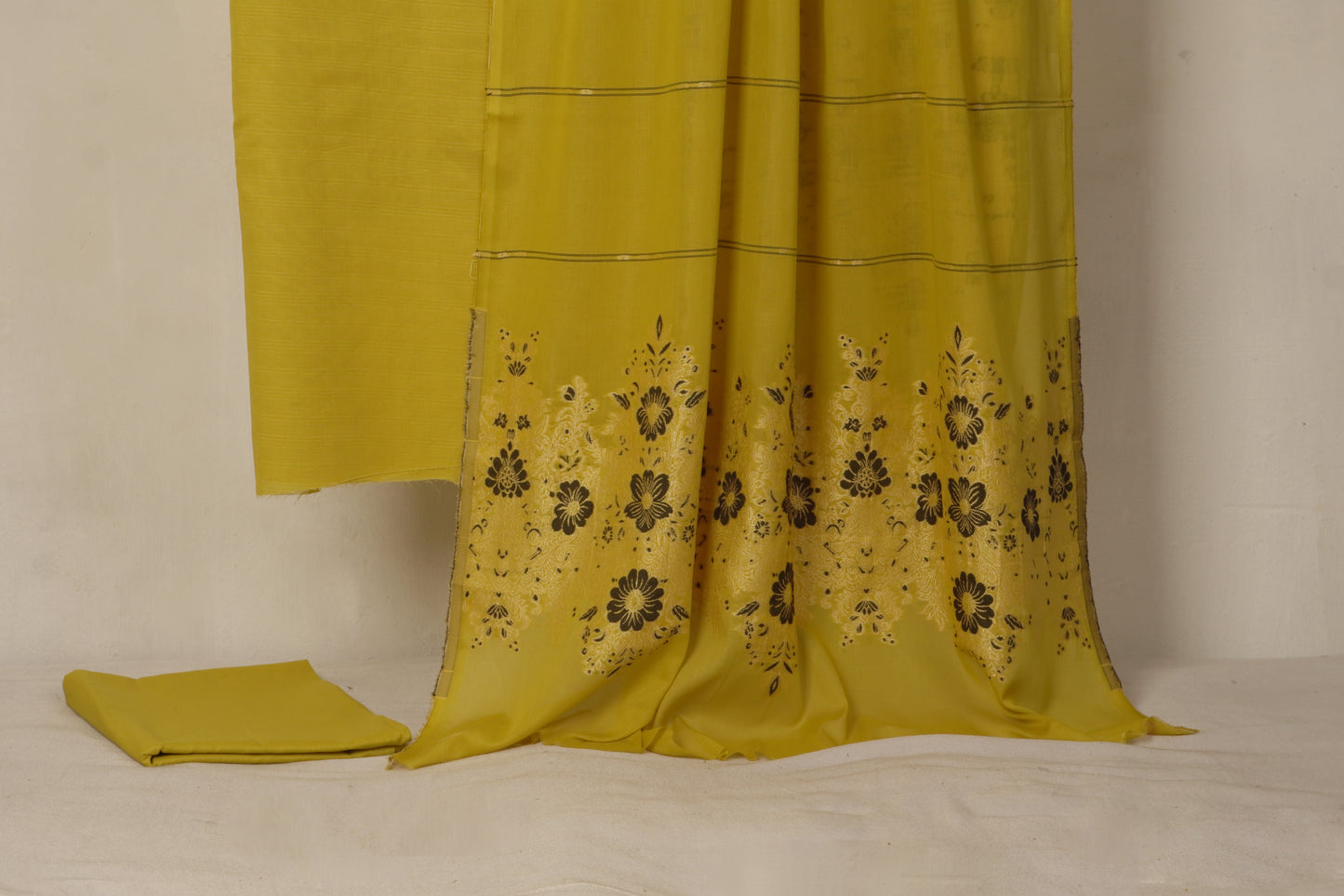 Lawn 3 piece with light weight Jacquard shawl    BSL27